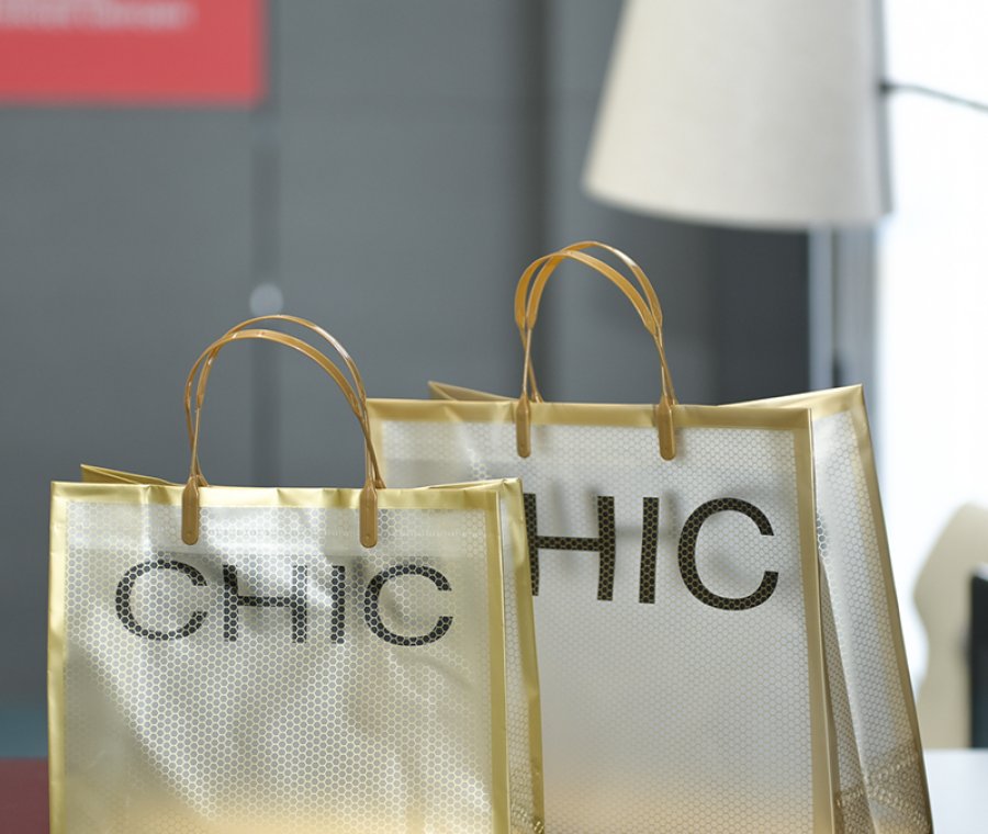 Boutique Custom Logo Reusable Plastic Shopping Bags with Handles Takeaway Packaging for Clothing & Gifts